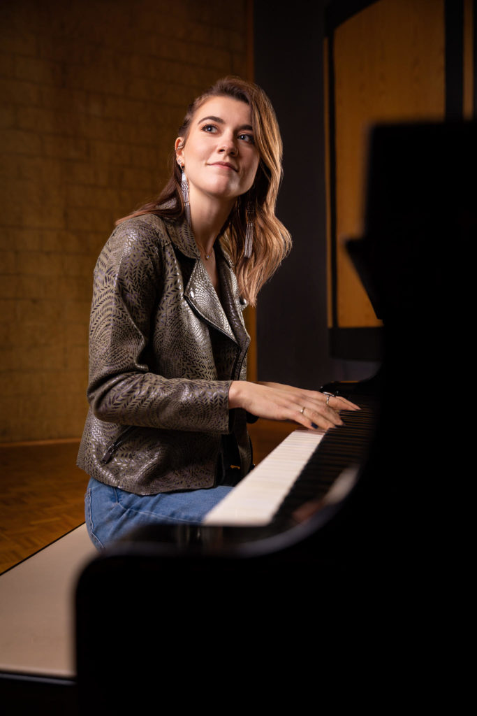 Elsa Lee Elsa Lee playing piano in a studio